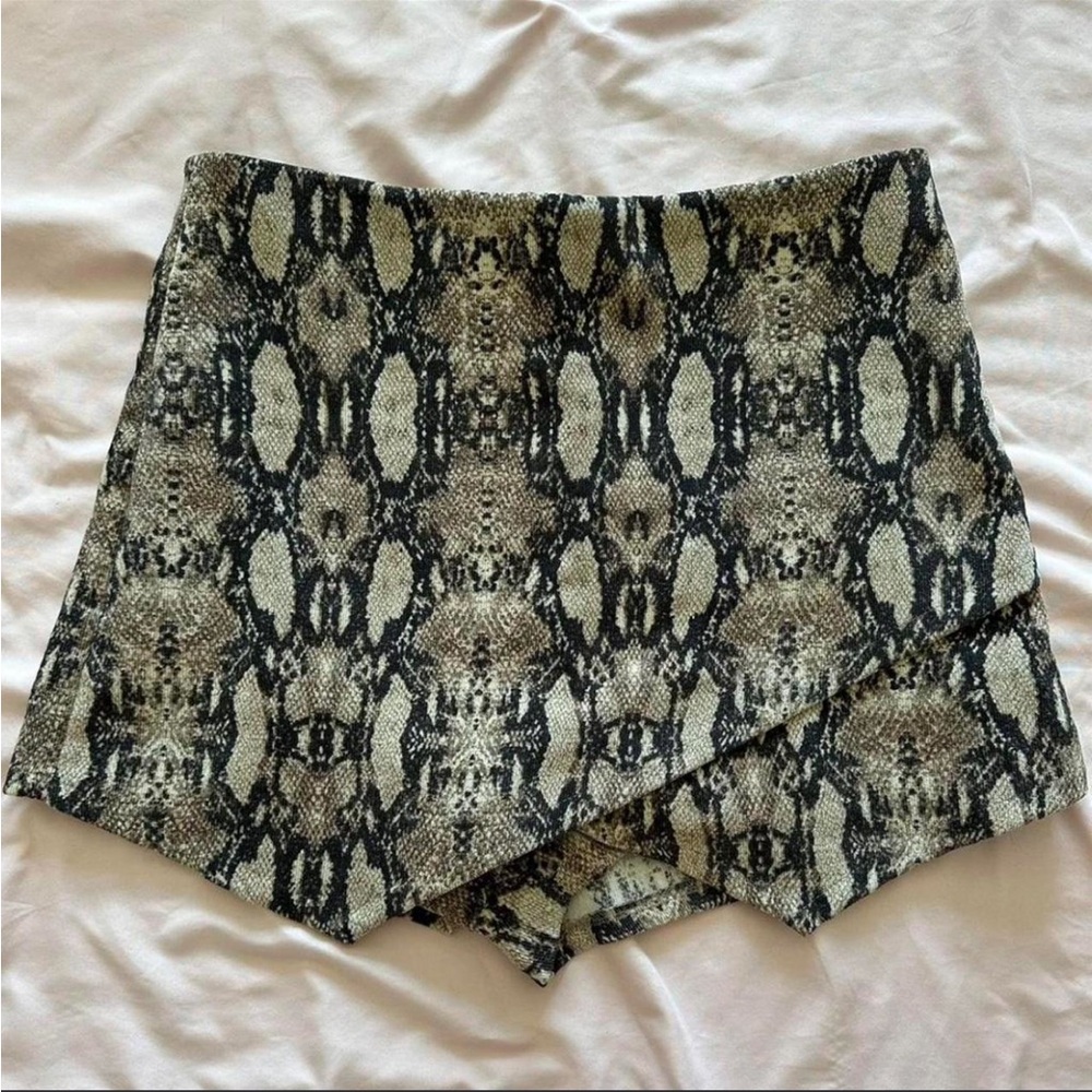 Vestique Snake Pattern Skorts - Black and Brown